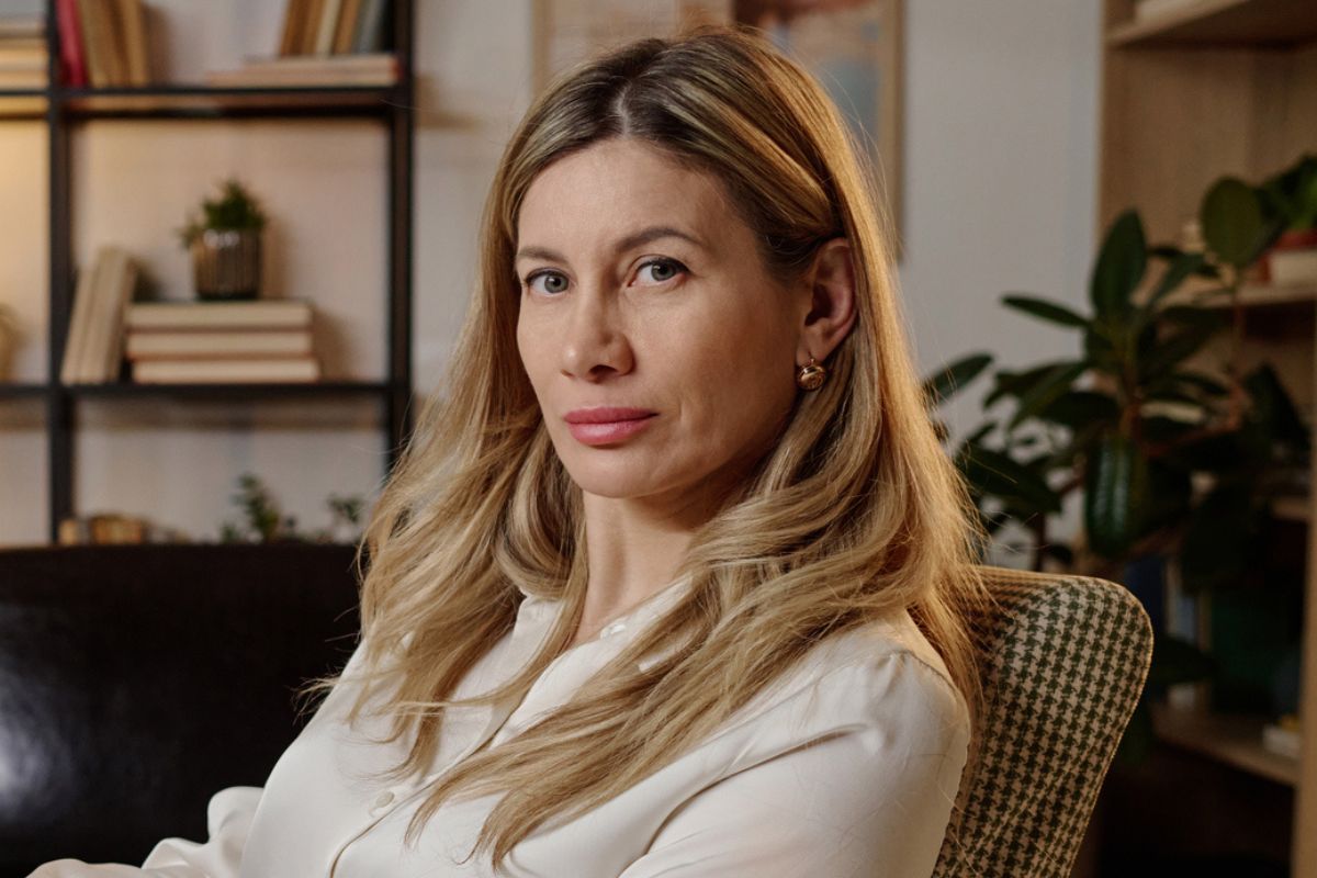 poważna i zniesmaczona kobieta