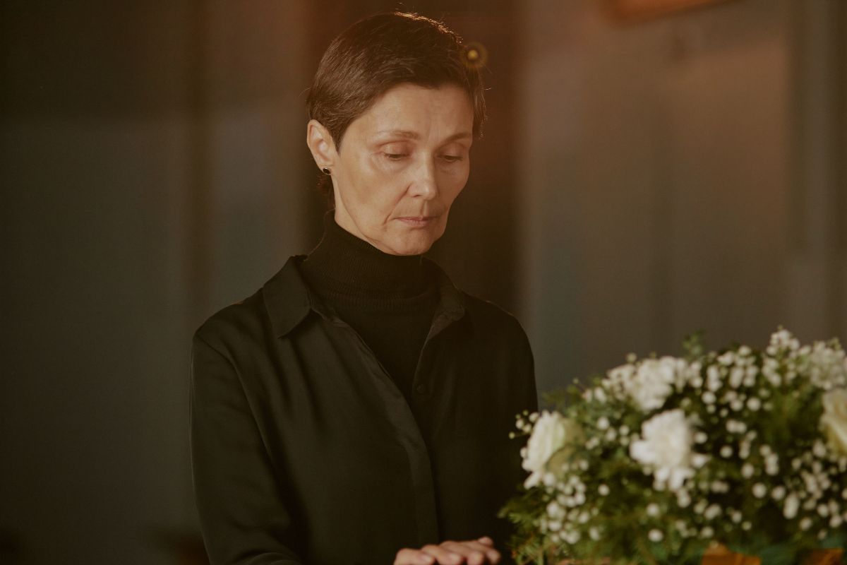Zamyślona kobieta na pogrzebie