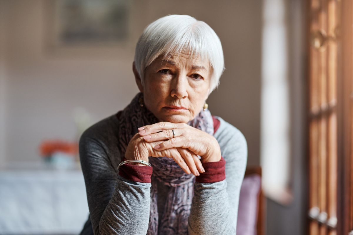 smutna, starsza kobieta
