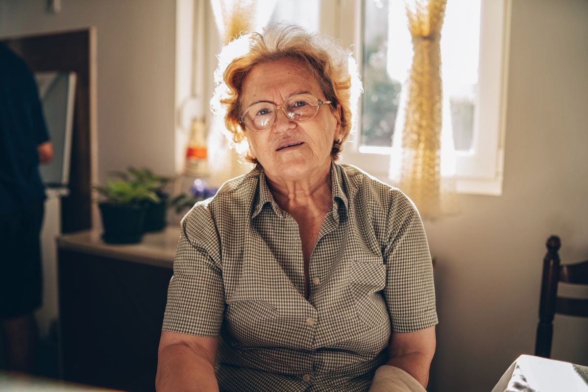 poważna kobieta patrząca się prosto w obiektyw aparatu