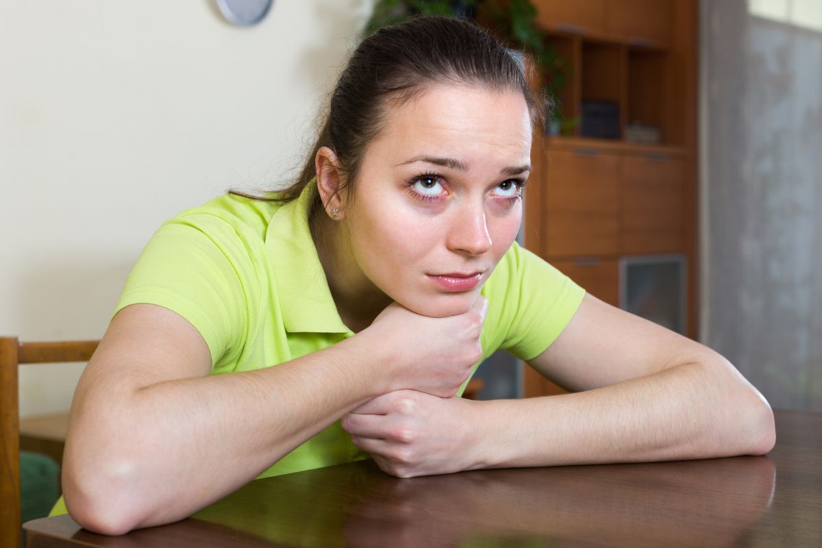 kobieta nie cieszy się, że mąż wrócił na święta z emigracji