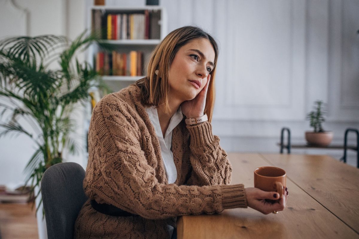 poważna kobieta w swetrze