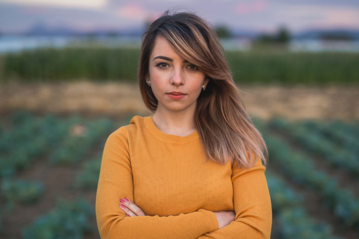 pewna siebie młoda kobieta