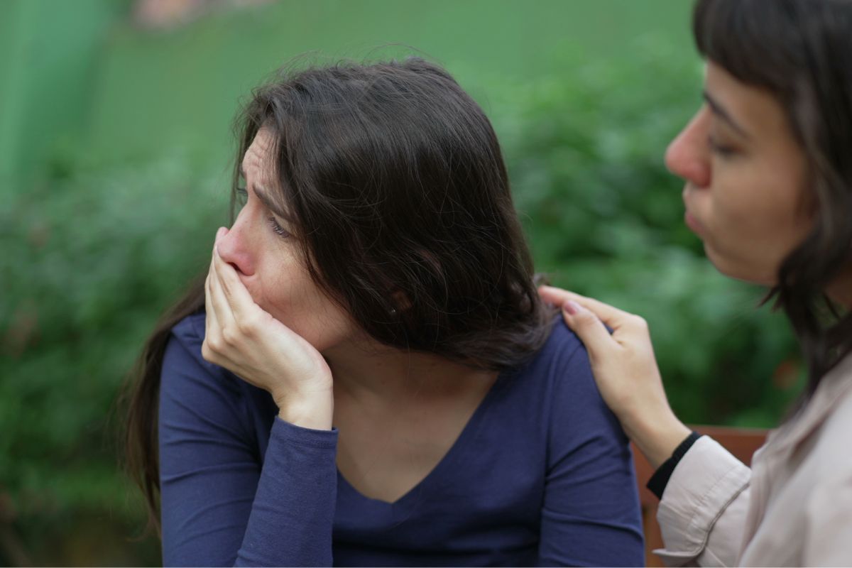 Kobieta płacze, druga ją pociesza