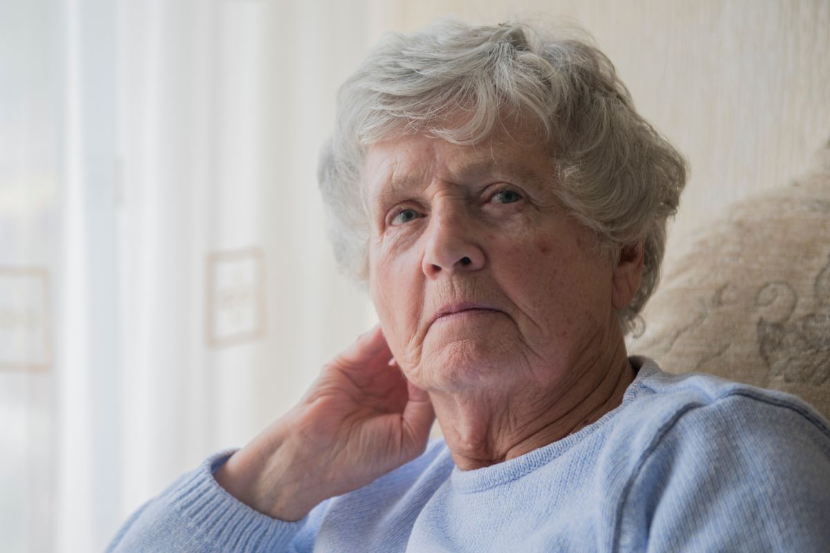 smutna starsza kobieta