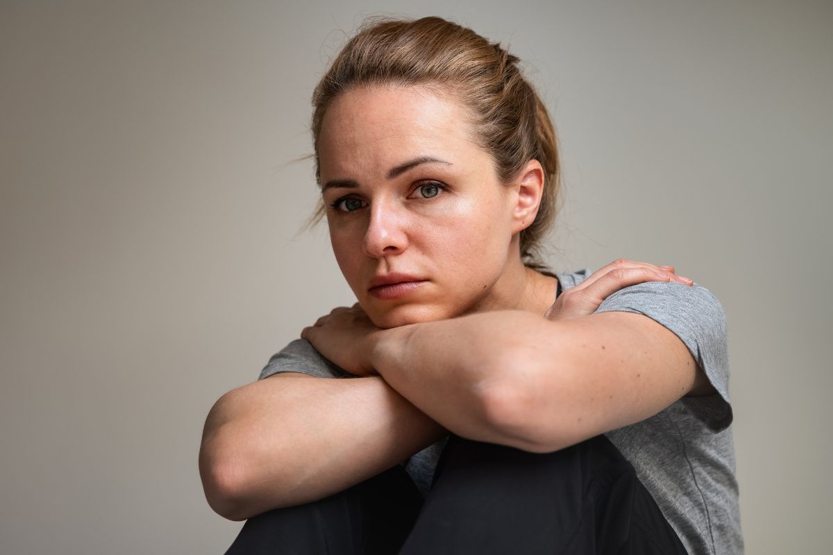 smutna młoda kobieta