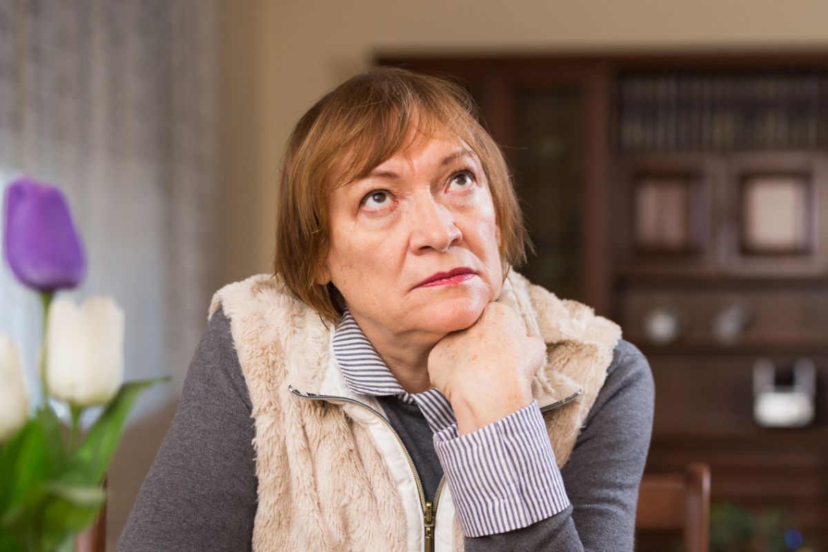 zniesmaczona kobieta przewraca oczami