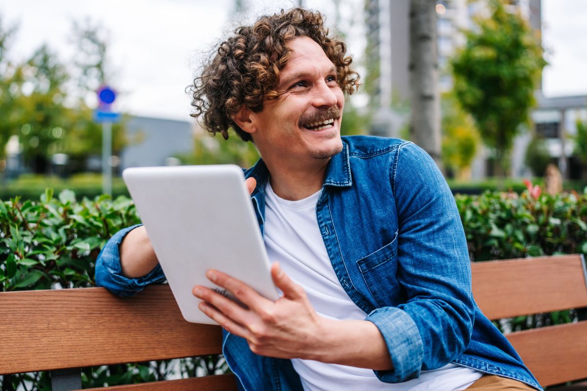 wesoły mężczyzna, fot. Getty Images, mladenbalinovac