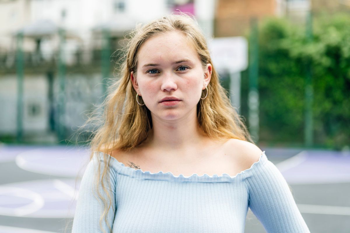 młoda kobieta patrzy pewnie w obiektyw