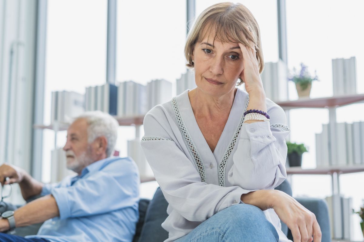 załamana kobieta, mąż zdziadział na emeryturze