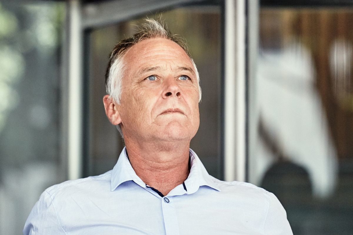 mężczyzna zły i zniesmaczony patrzy w dal