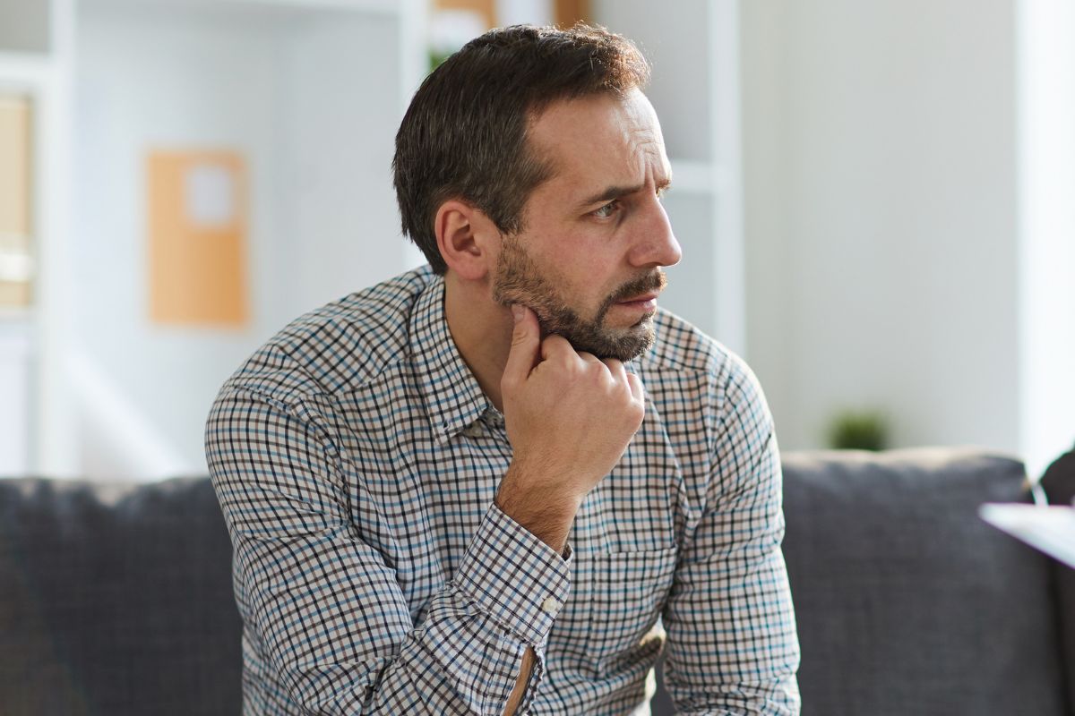 zamyślona mężczyzna w koszuli