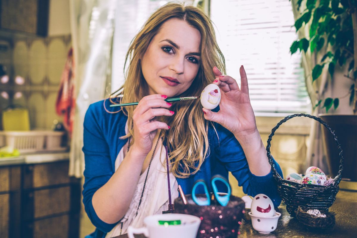 poważna kobieta maluje pisanki