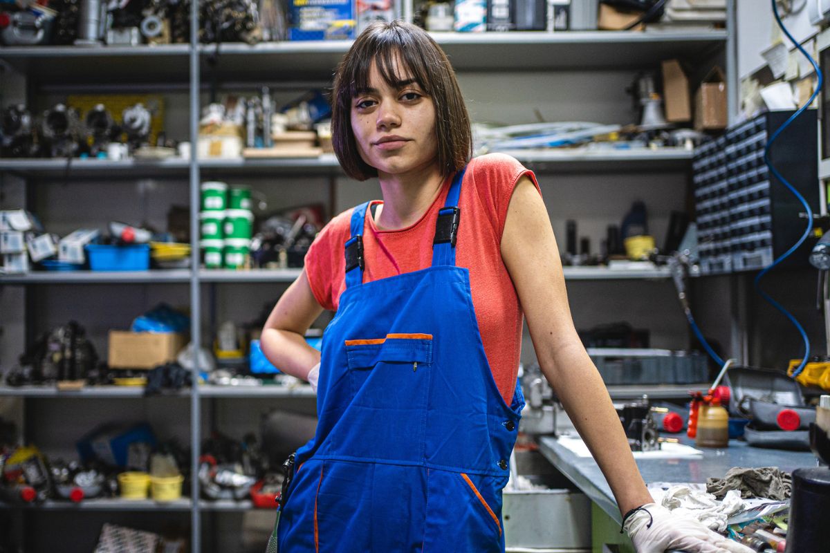 kobieta pracująca w warsztacie samochodowym