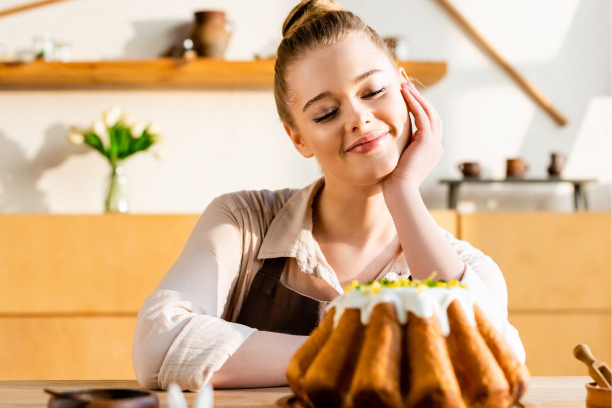 kobieta dumna z babki wielkanocnej, chociaż teściowa chciała inną
