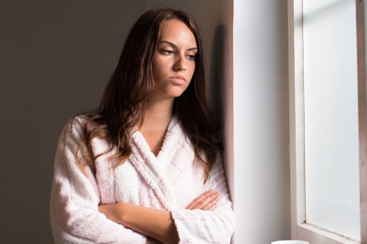 obrażona kobieta w szlafroku