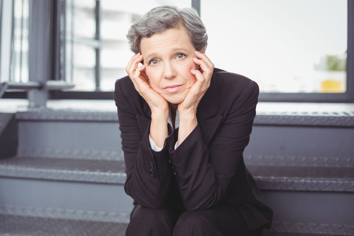 smutna kobieta siedząca na schodach