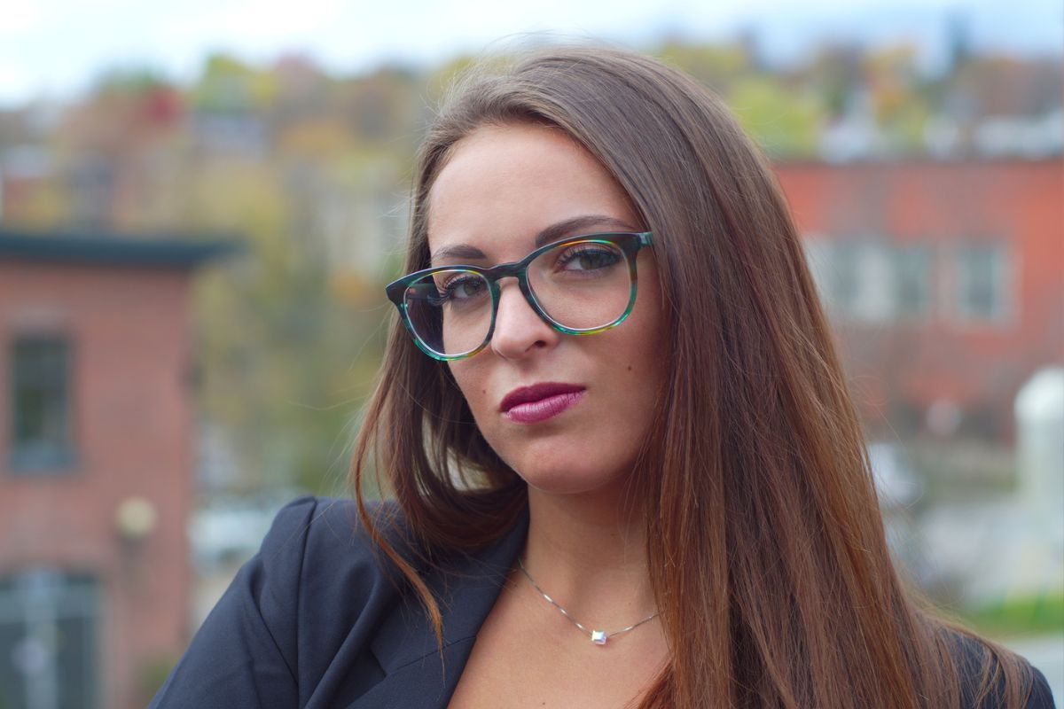 zniesmaczona kobieta w okularach