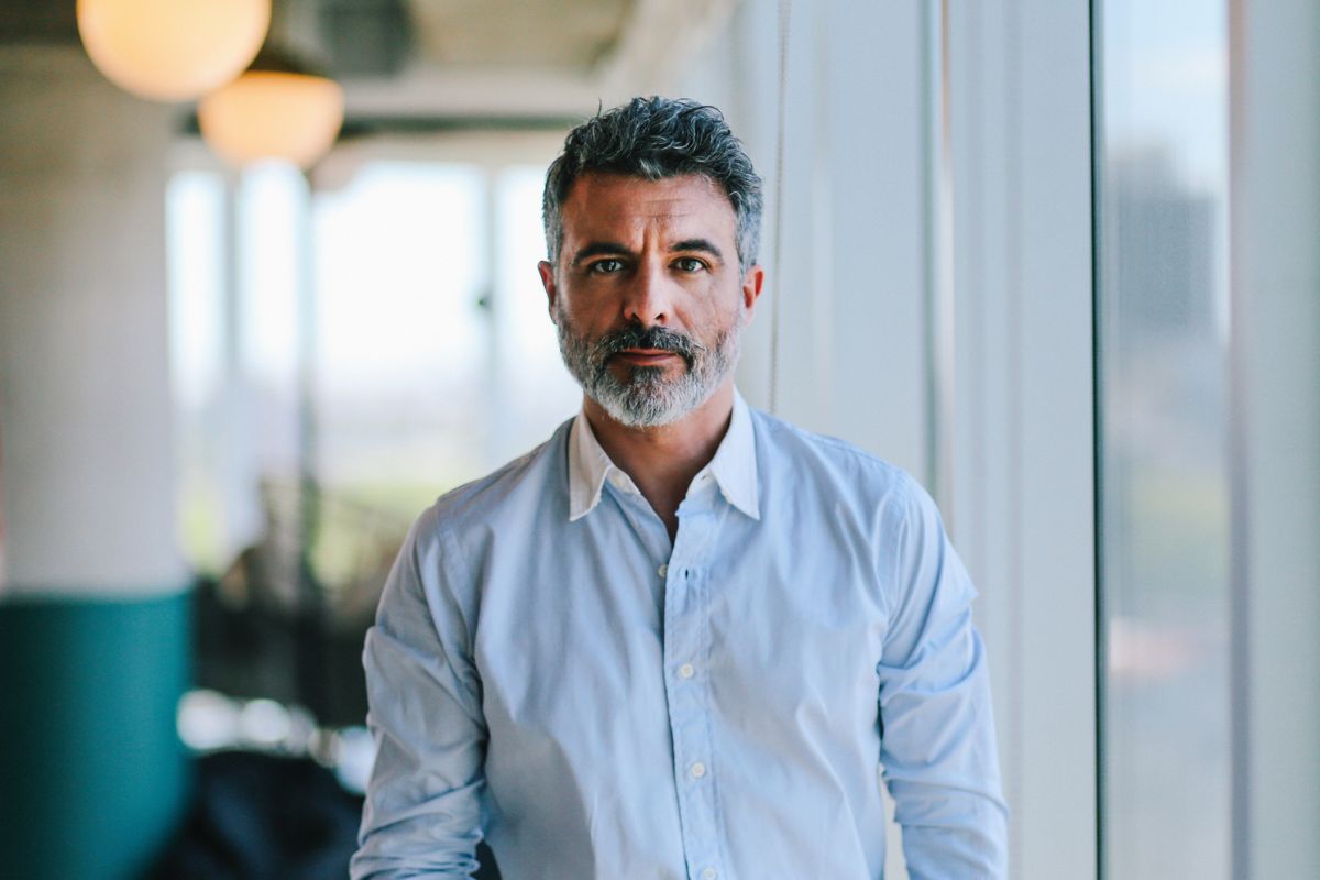 poważny mężczyzna patrzy prosto w kamerę