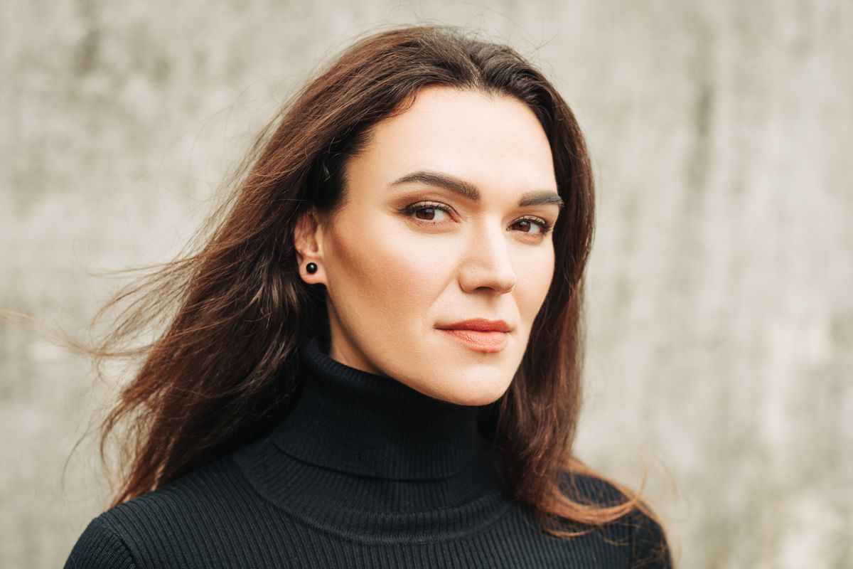 poważna i zniesmaczona kobieta