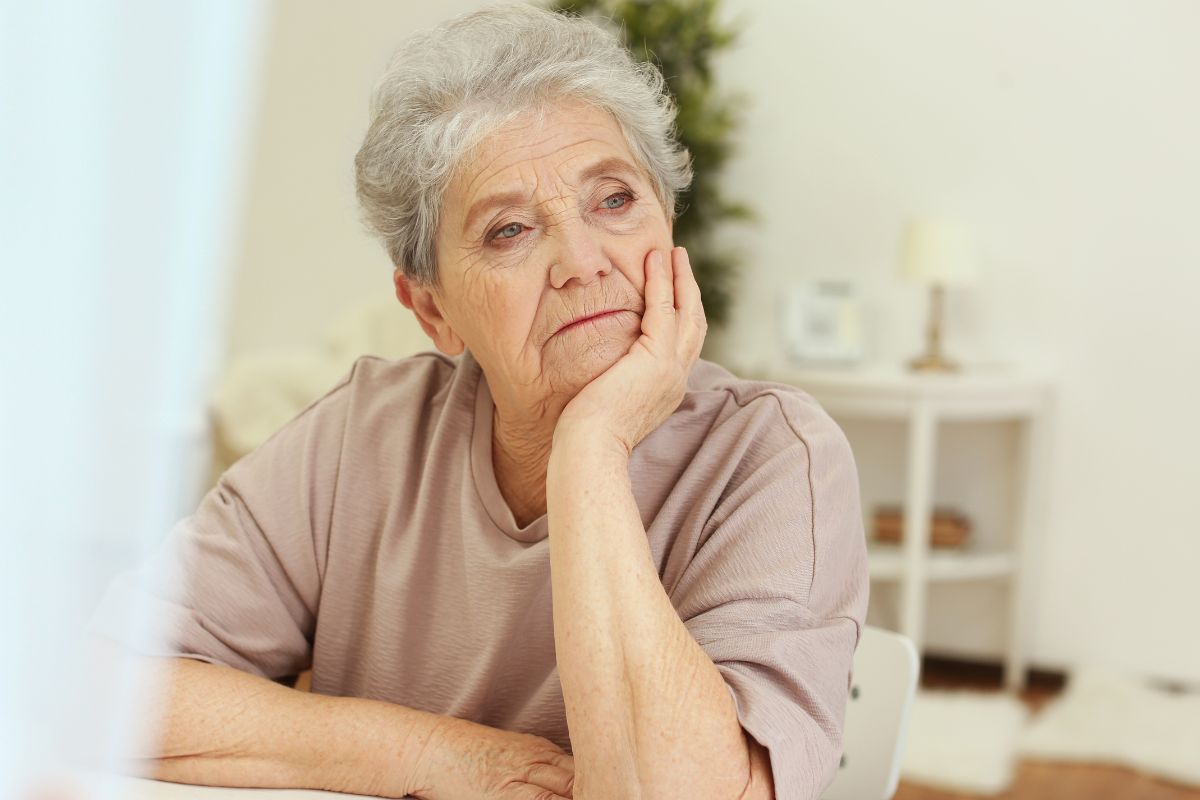 starsza kobieta czuje się samotna na Wielkanoc