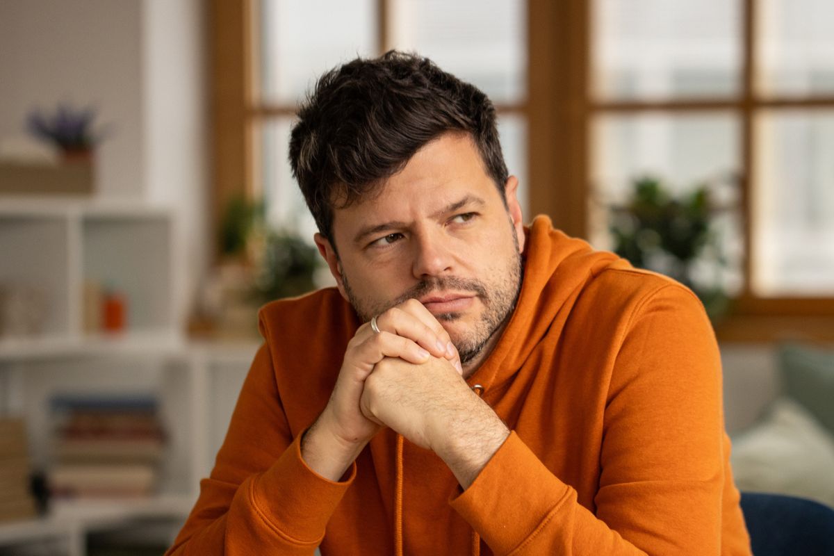 zamyślony mężczyzna