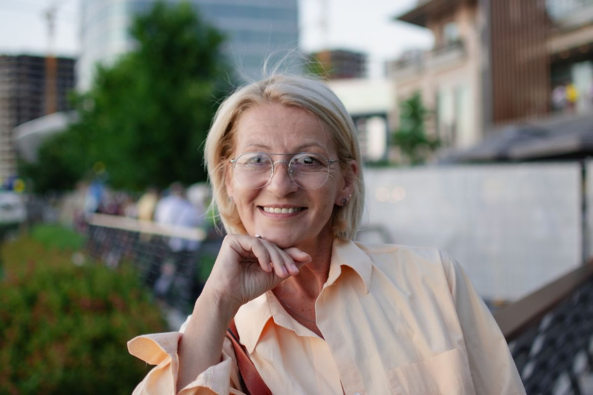 dojrzała, uśmiechnięta kobieta