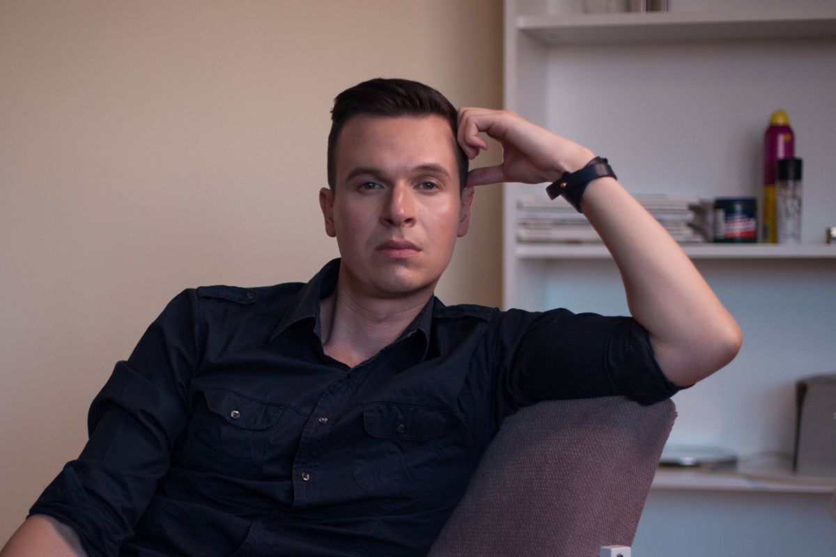 mężczyzna zamyślony i smutny