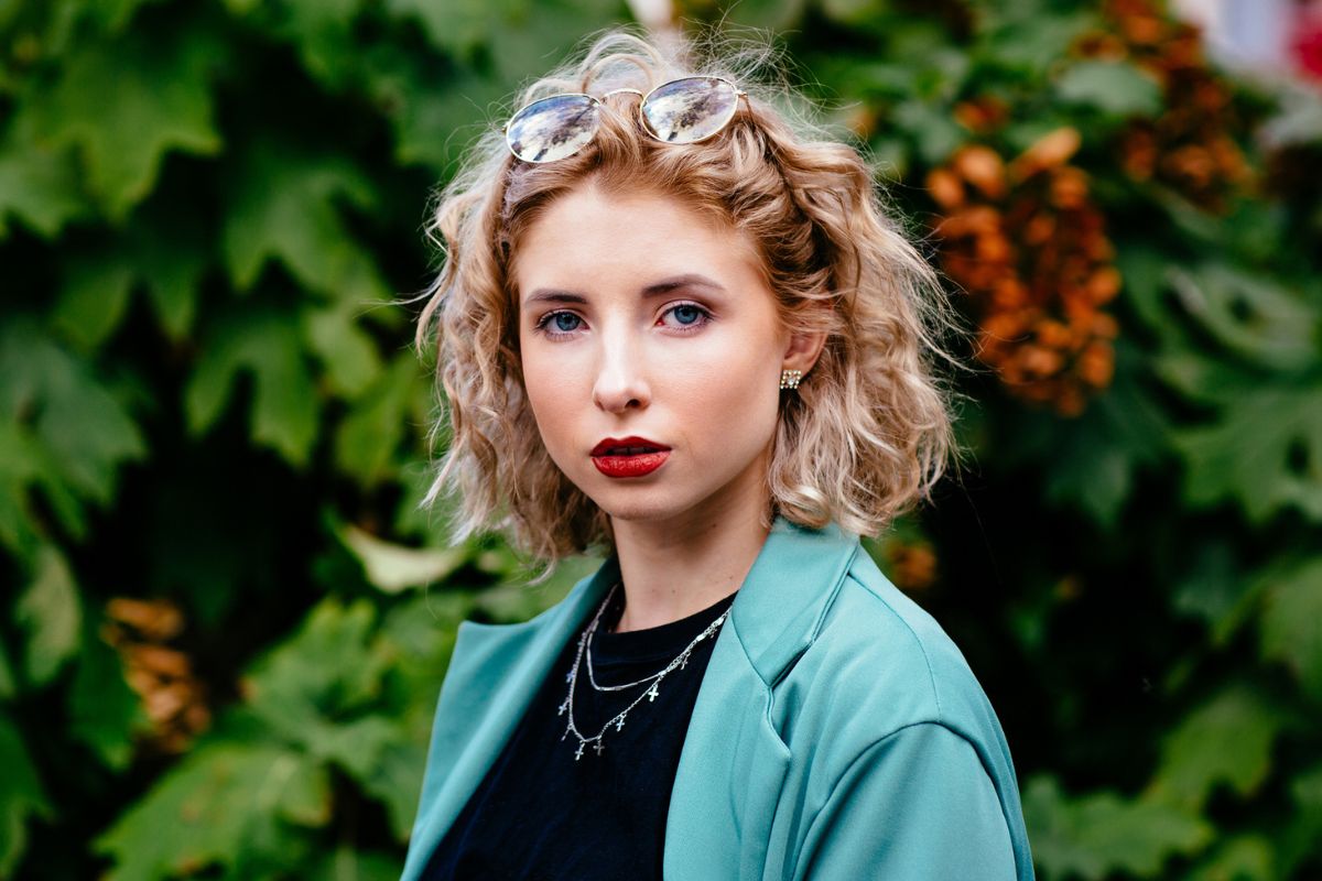 kobieta na tle krzewów