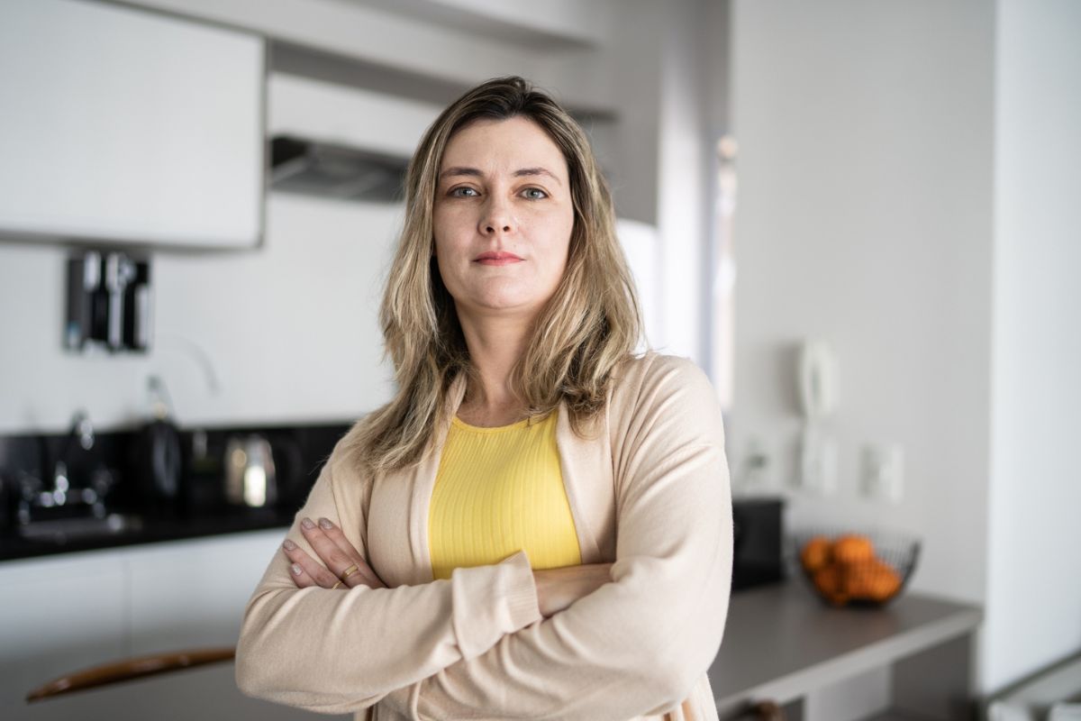 pewna siebie kobieta stoi w kuchni