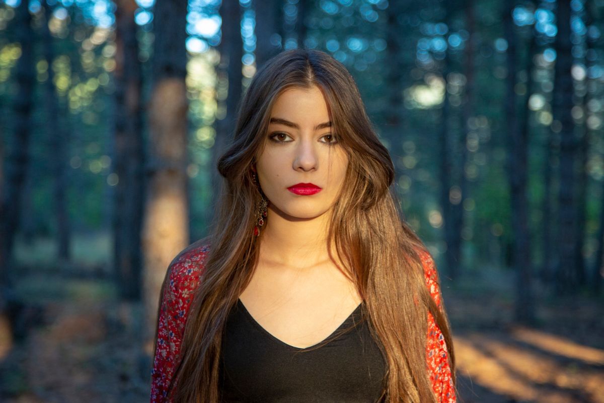 kobieta patrzy prosto w obiektyw aparatu