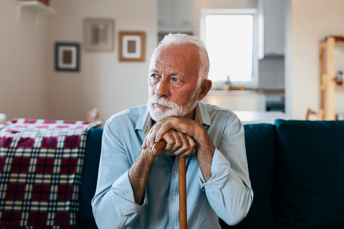 smutny, starszy mężczyzna