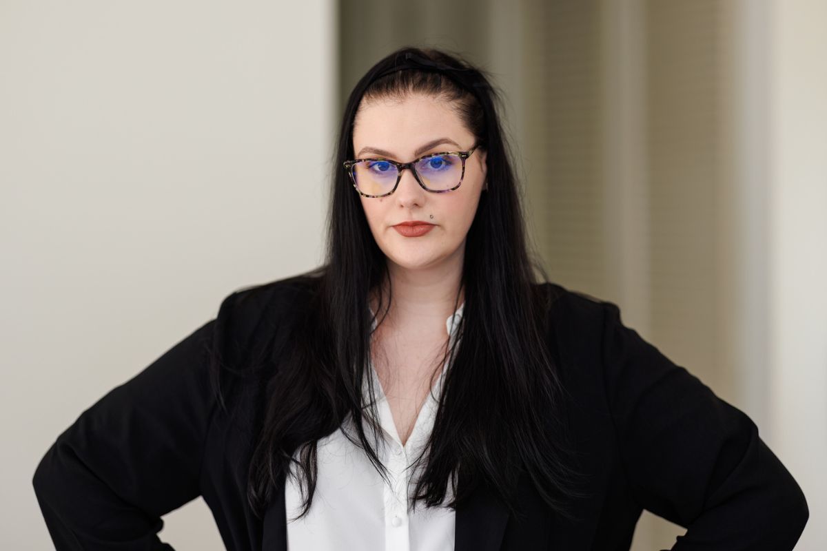 złą i poważna kobieta