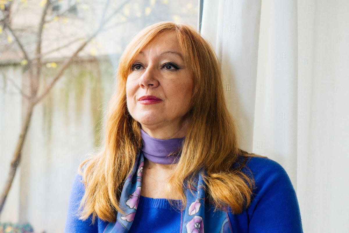 smutna kobieta patrzy przez okno