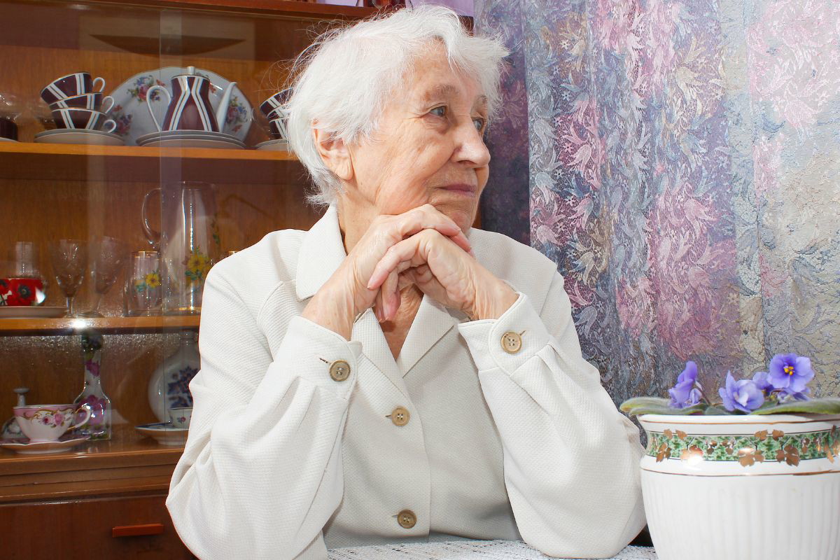 smutna starsza kobieta czuje się niepotrzebna