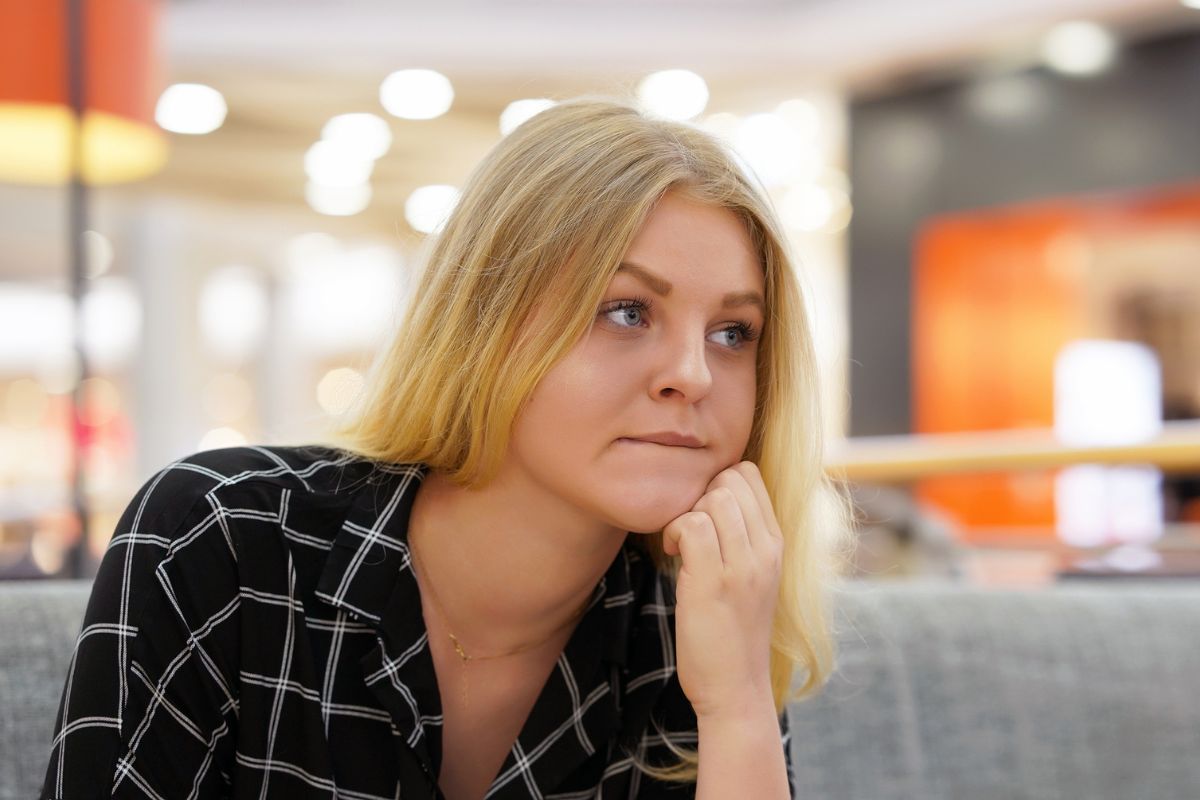 kobieta zamyślona i zniesmaczona