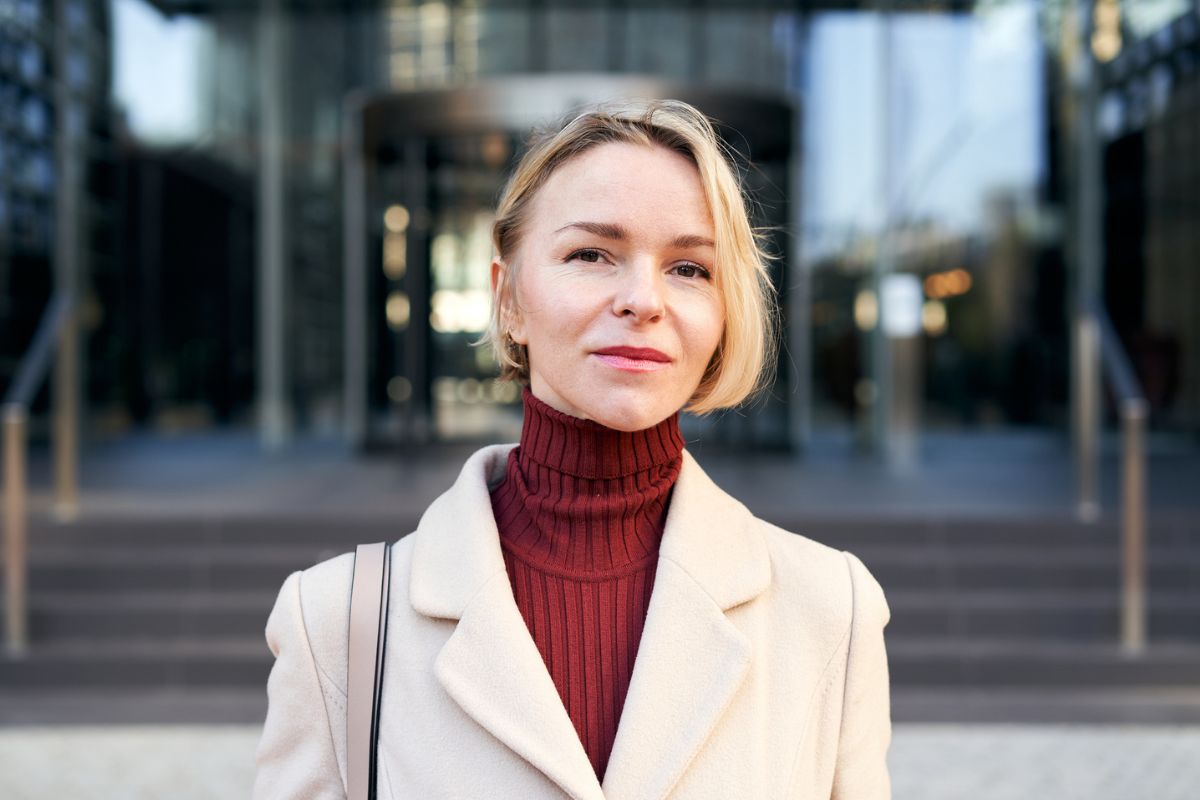 poważna kobieta patrzy prosto w obiektyw aparatu