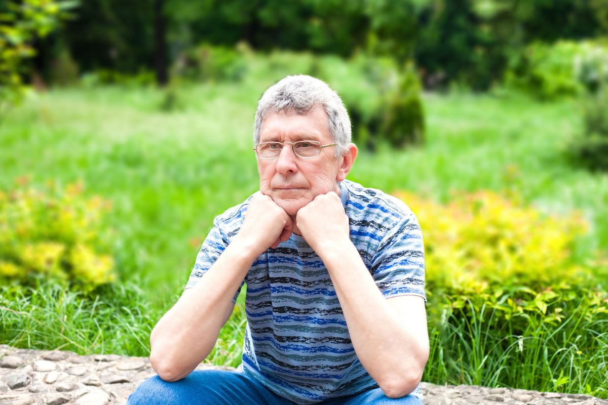 starszy, zamyślony mężczyzna