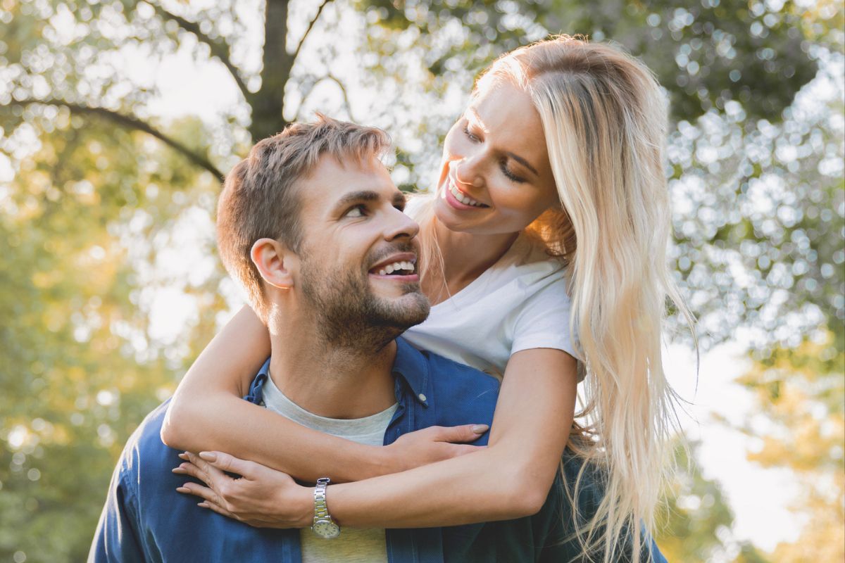 zakochana para na tle drzew