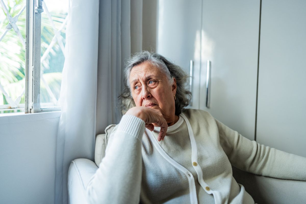 starsza, smutna kobieta
