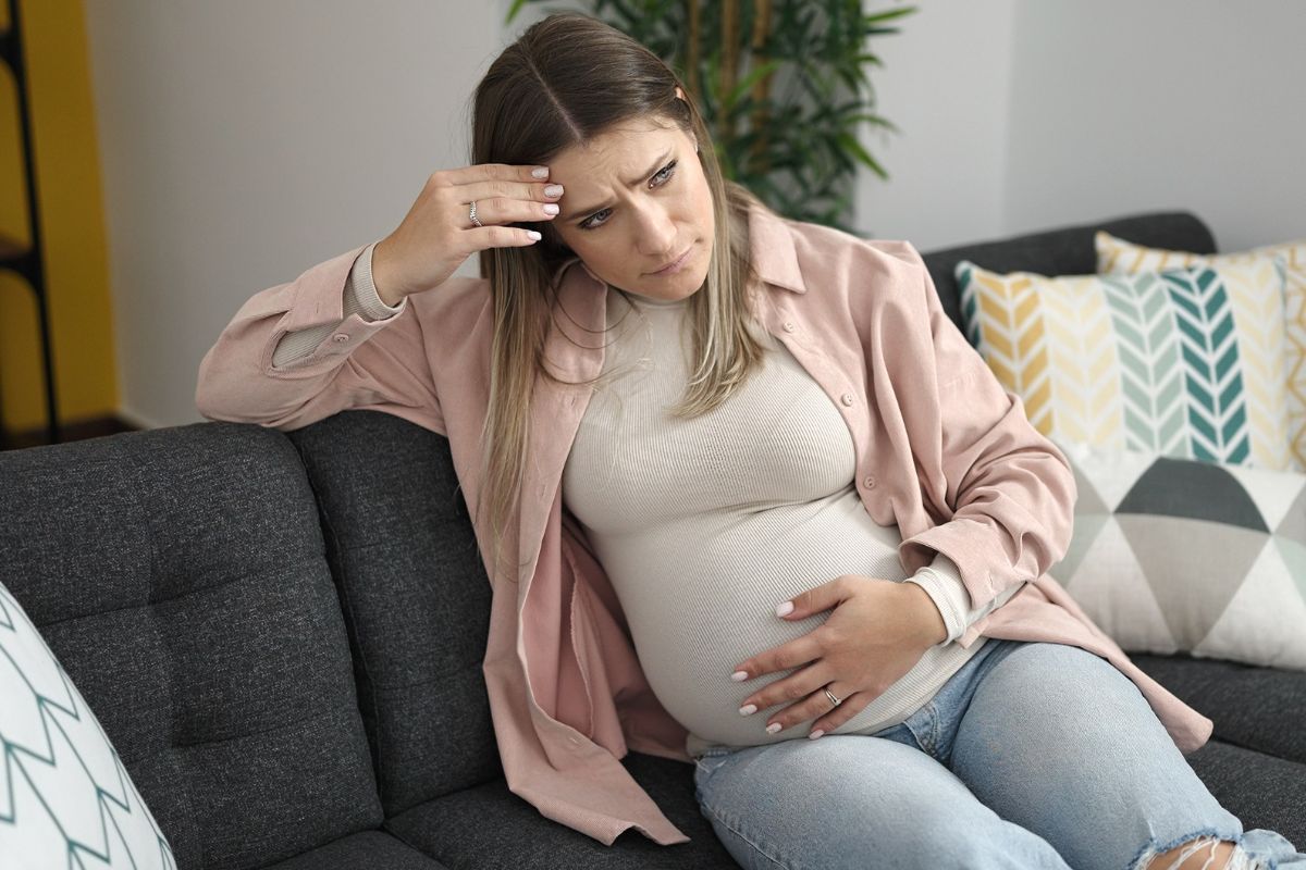 załamana kobieta w ciąży, bo mąż ich zadłużył