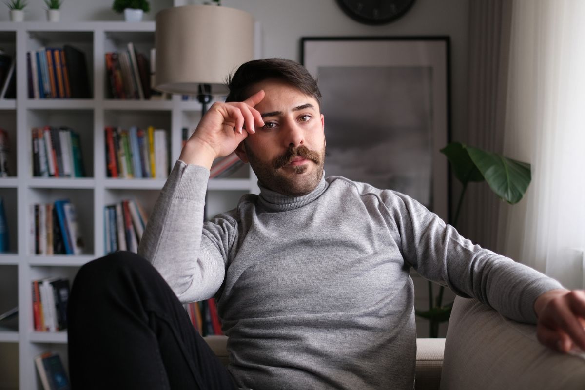 mężczyzna zamyślony i smutny