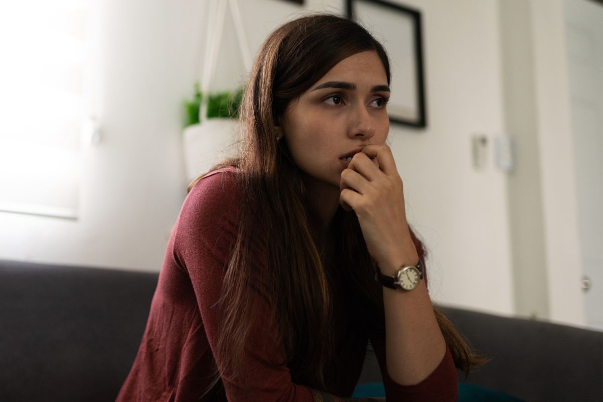 smutna dziewczyna okłamuje ojca