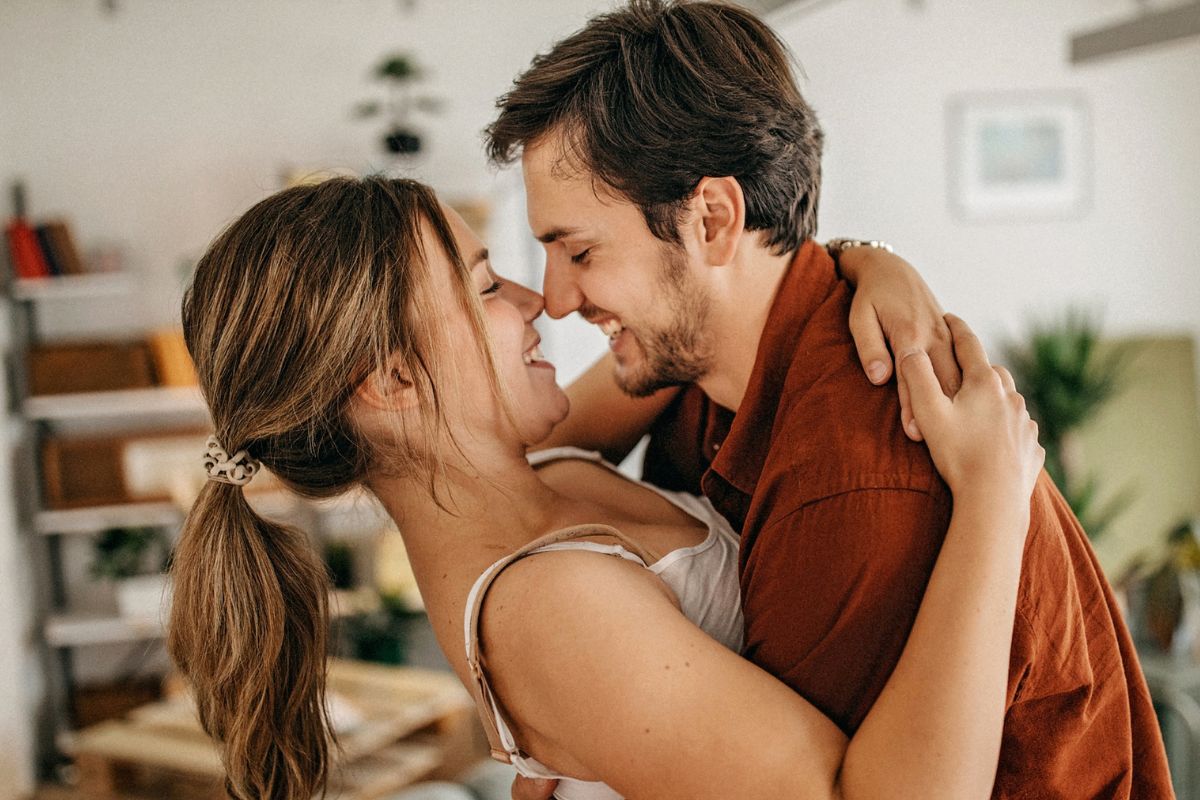 zakochana para w domu
