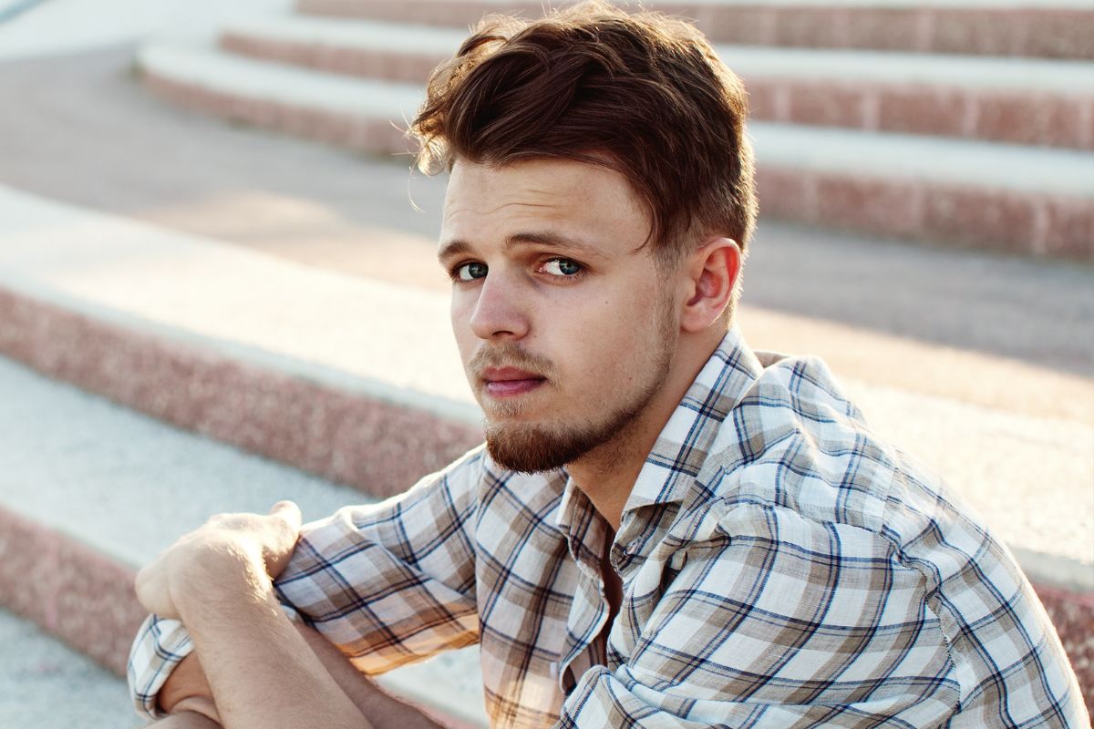 smutny mężczyzna siedzący na schodach