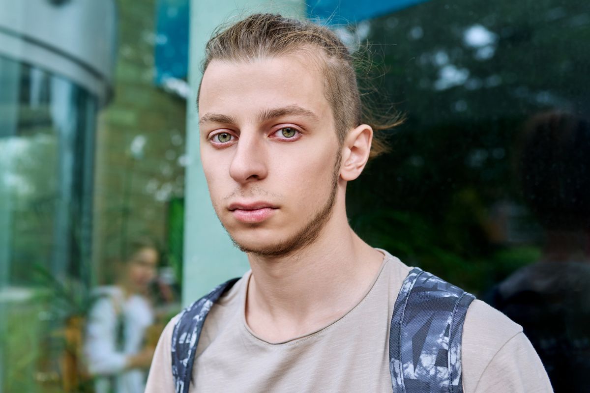 poważny i zatroskany nastolatek