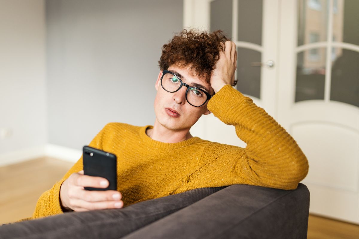 mężczyzna zamyślony i smutny