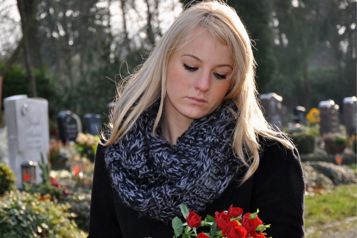 smutna córka z powodu testamentu matki