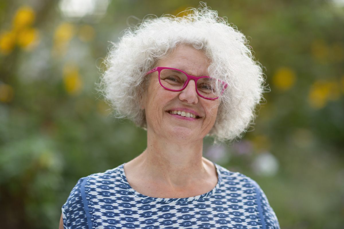 starsza, uśmiechnięta i zadowolona z siebie kobieta