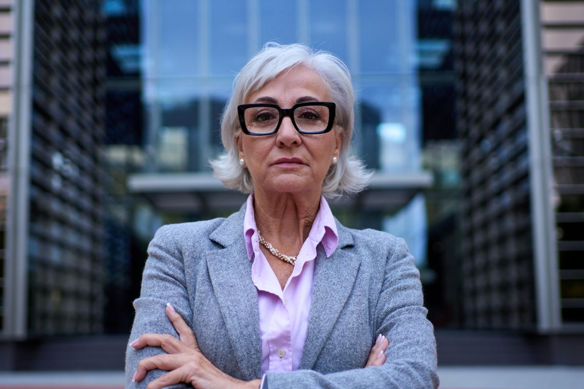 poważna, starsza kobieta